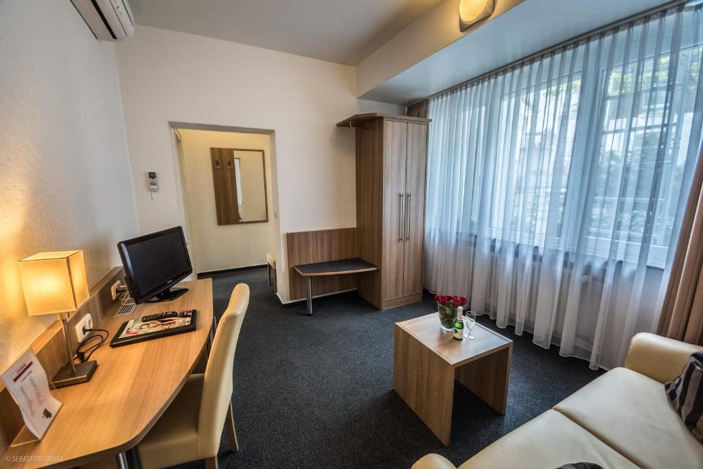 TV a/nebo společenská místnost v ubytování Hotel Lousberg