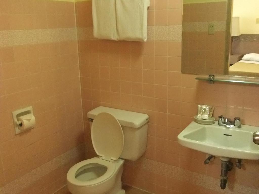 Koupelna v ubytování Manila Manor Hotel