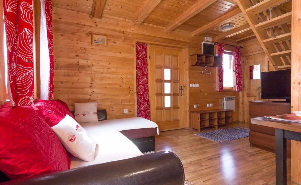 TV a/nebo společenská místnost v ubytování Apartments Brunarica