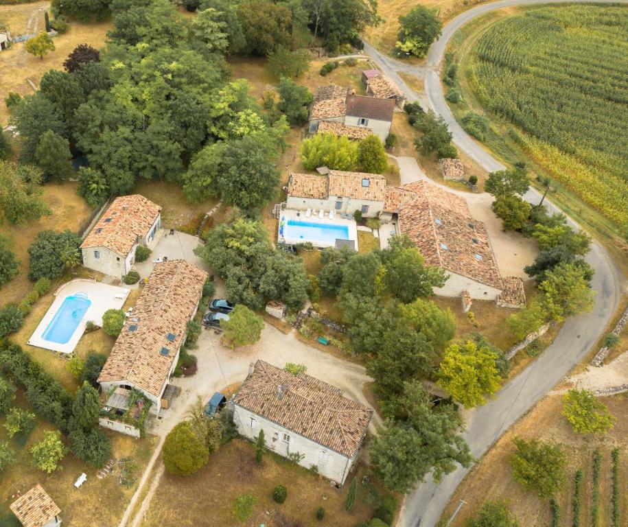 an aerial view of a house with a pool at Gîte du Clos de Gamel in Lascabanes