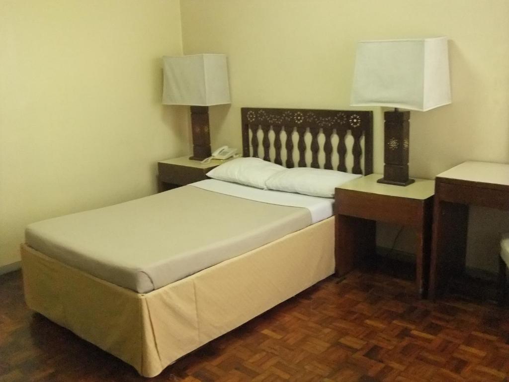 Postel nebo postele na pokoji v ubytování Manila Manor Hotel