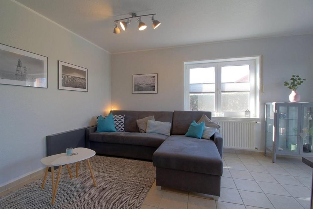 a living room with a couch and a table at SI5-01 Terrassenwohnung Deichnah in Cappel-Neufeld