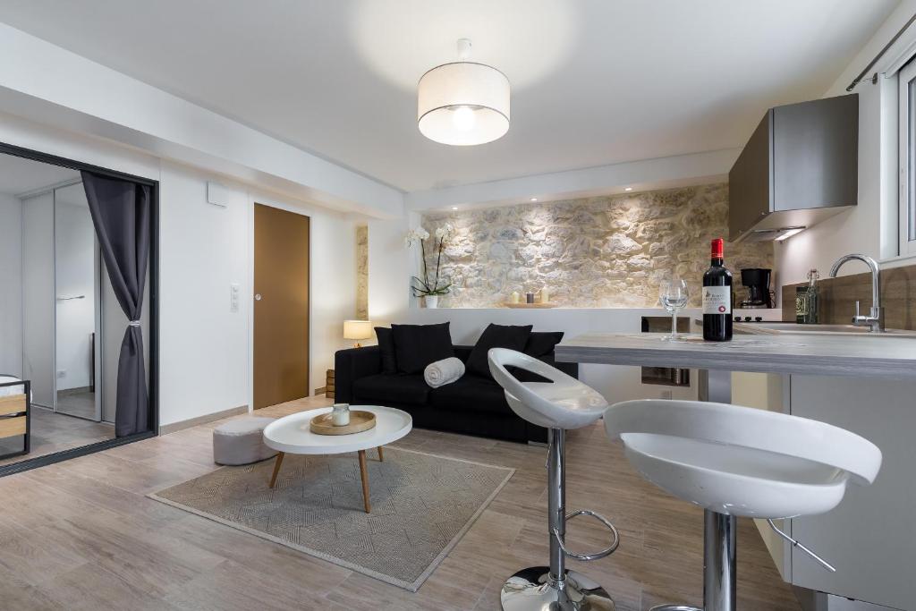 een keuken en woonkamer met een bank en een tafel bij Cosy Home in Antibes