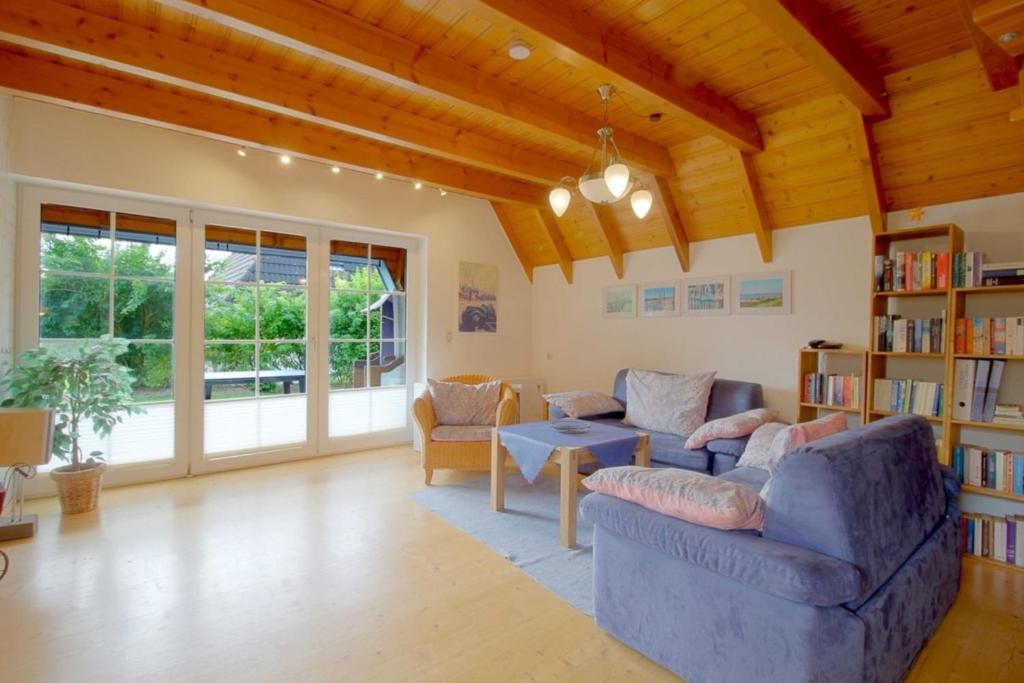 a living room with two couches and a book shelf at SV2 Opi-Huck-Stroot 37 in Dorum-Neufeld