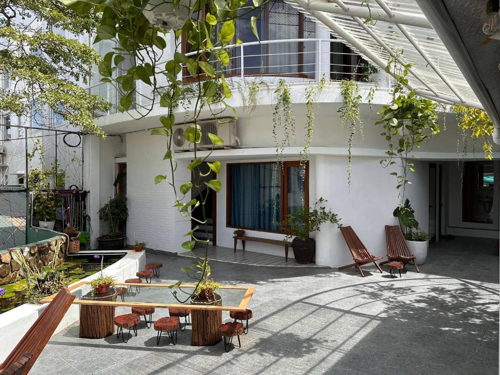 a patio with a table and chairs in front of a building at Leranda Bonita in Hue