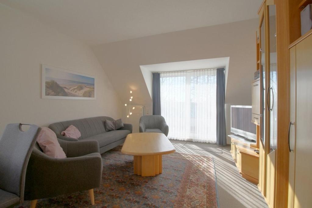 a living room with a couch and a table at KD2-07 Schiffsjunge in Dorum-Neufeld