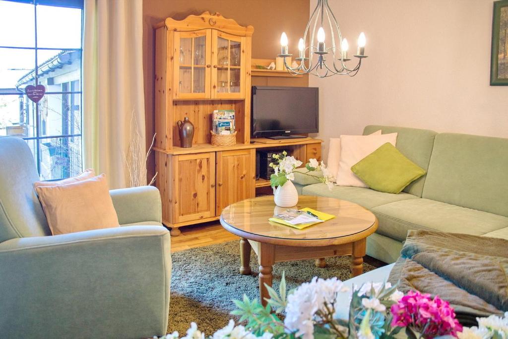 a living room with a couch and a table at Blütenzauber in Stennewitz