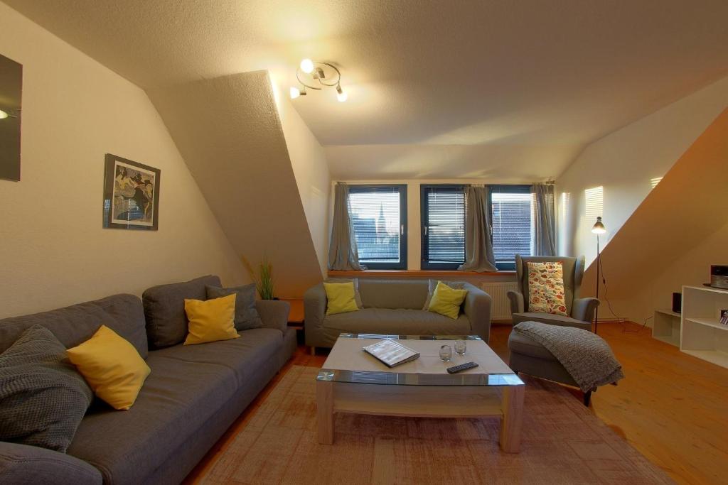 a living room with a couch and a coffee table at KA6 Haus Küstenzeit in Wremen