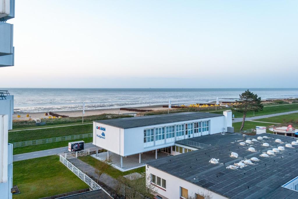 an aerial view of a building and the beach at Hanseatic 512 in Duhnen