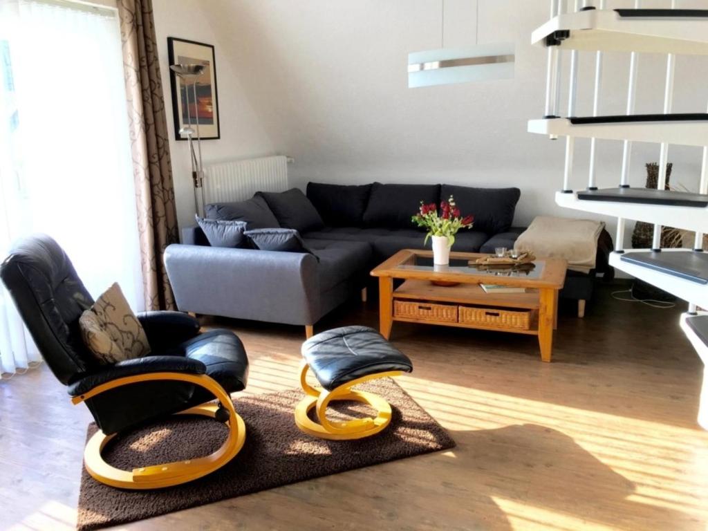 a living room with a couch and a table at KA8 Beim Wattn Fischer in Wremen