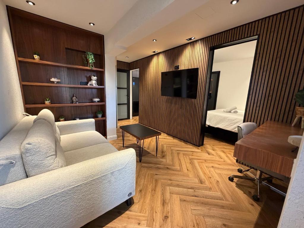 ein Wohnzimmer mit einem weißen Sofa und einem Fernseher in der Unterkunft 658 Suite in Eilat