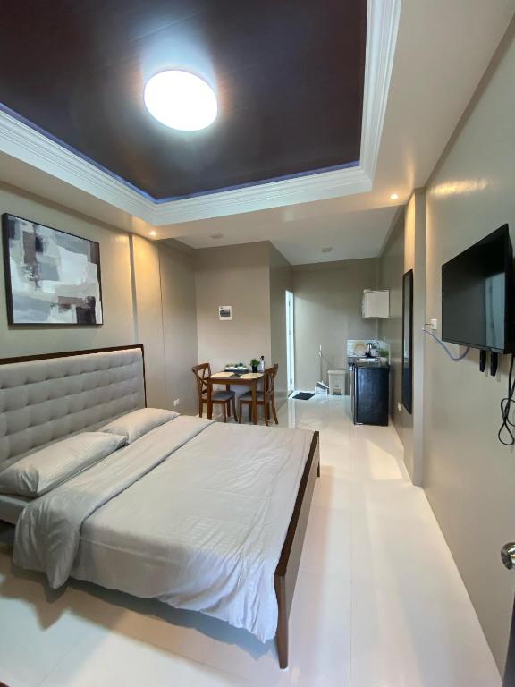a bedroom with a large bed and a television at Daniel's Comfort Studio in Hipusñgo