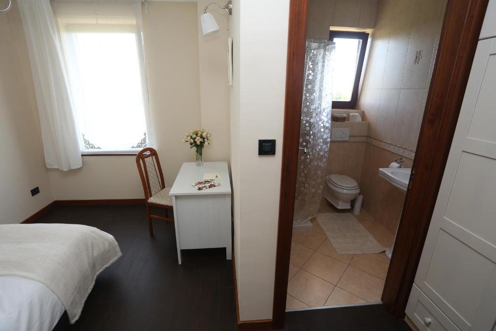 sypialnia z łóżkiem i łazienką z toaletą w obiekcie Apartment Larin w Zagrzebiu