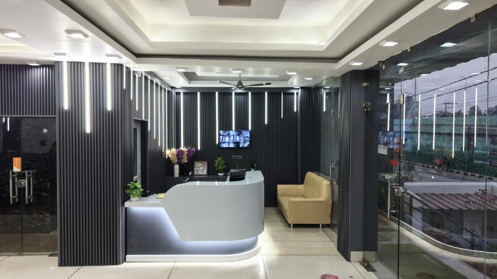a lobby with a tub and a chair in a building at Evesta Micasa in Haridwār