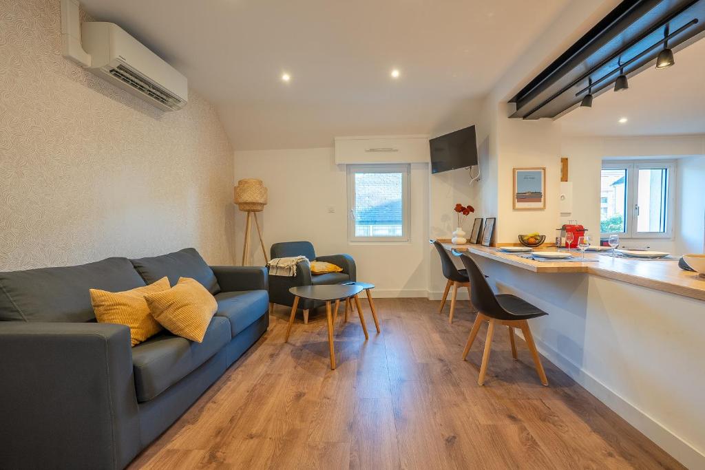 a living room with a couch and a kitchen at L'Appart de Rohan - Centre de Pontivy in Pontivy