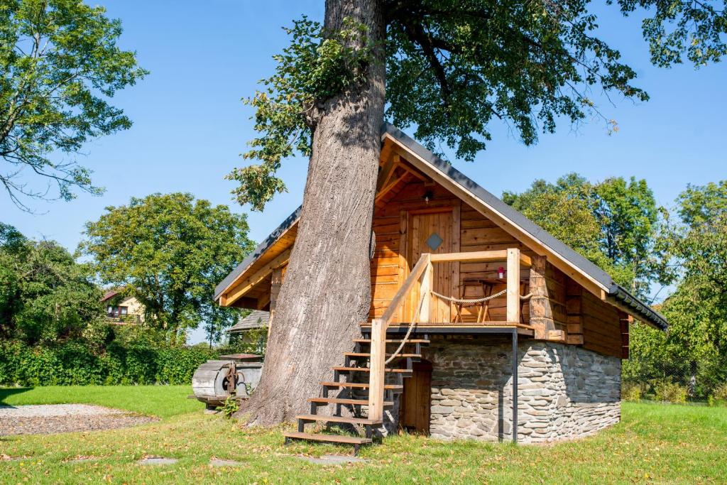 une cabane construite autour d'un tronc d'arbres dans l'établissement Gniazdko Pod Lipą, à Andrychów