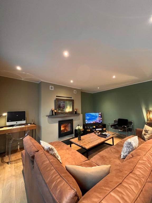 L'Hoursinne TV 또는 엔터테인먼트 센터