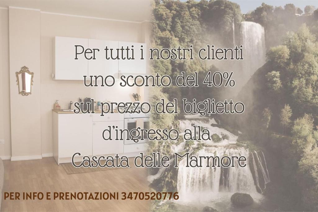ein Gemälde eines Wasserfalls in einem Wohnzimmer in der Unterkunft as maison in Terni