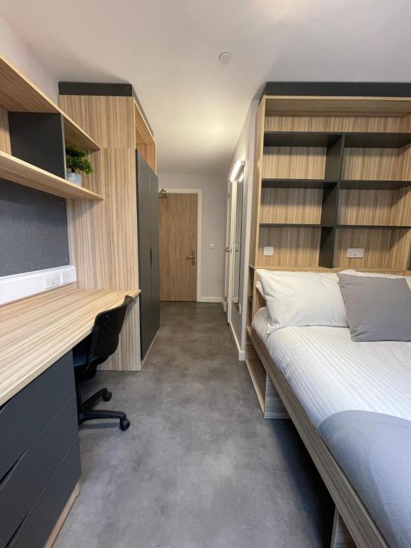 a bedroom with a bed and a desk and a bed sidx sidx sidx at Stay at St Marks in Lincoln