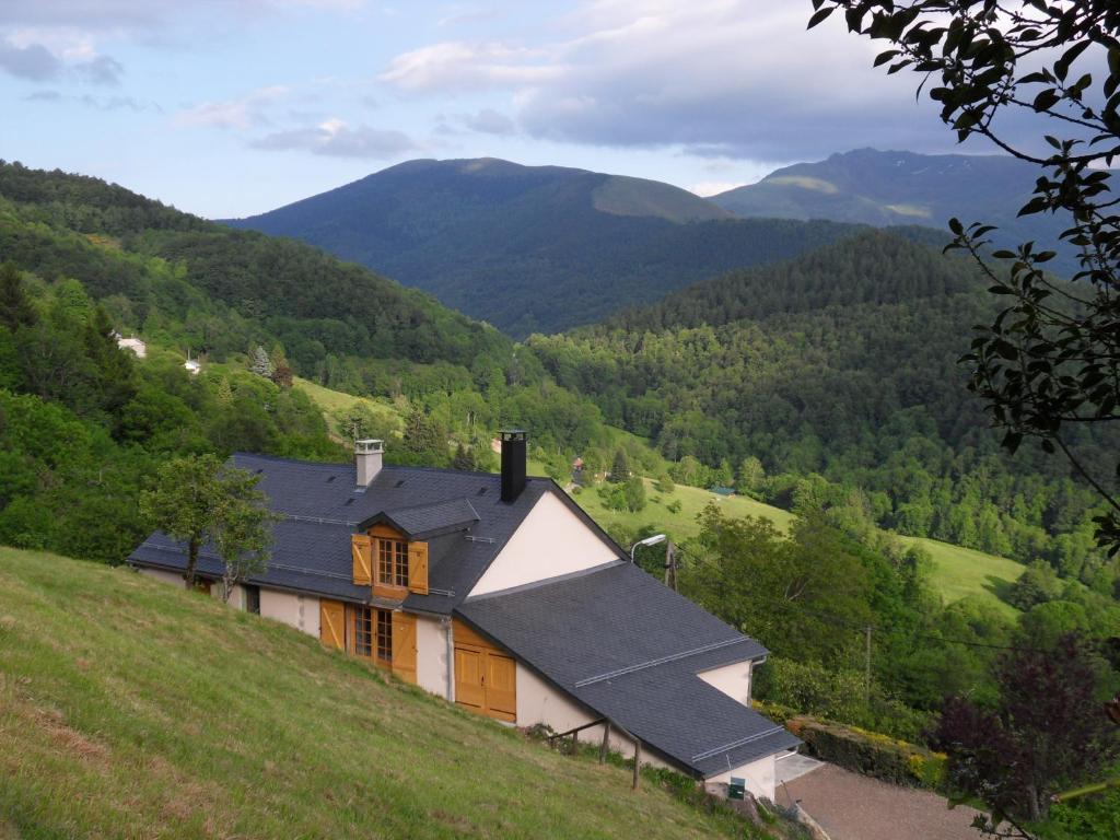 Boussenacにあるchambres et table d'hôtes du Péréの山を背景にした丘の上の家