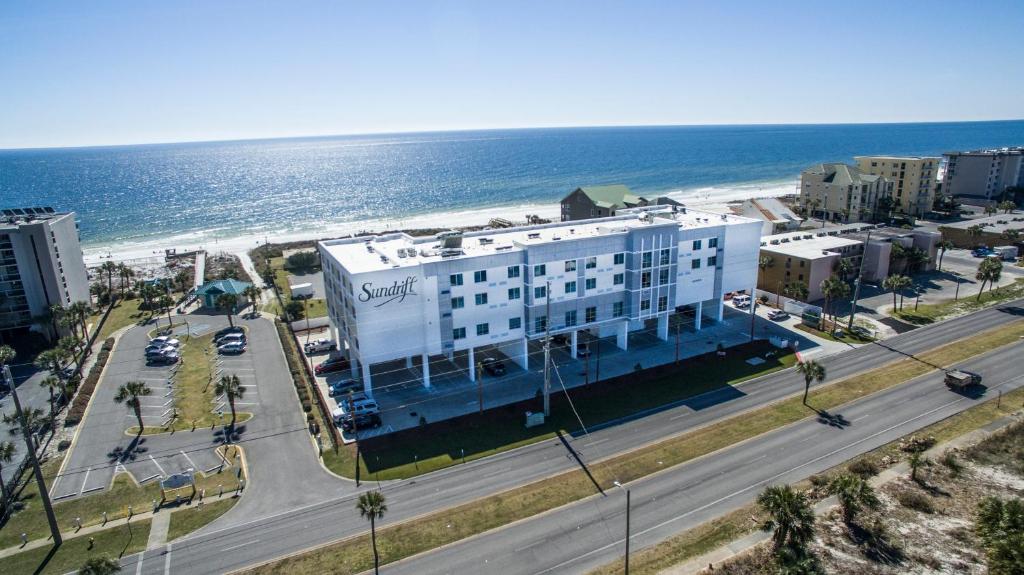 an aerial view of a building next to the beach at Sundrift Inn in Fort Walton Beach