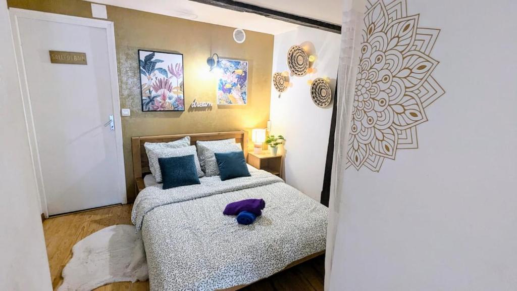 a bedroom with two beds with blue pillows at Cosy Planta - 2 lits - Hyper Centre & Clémenceau - 1 parking sous terrain in Pau