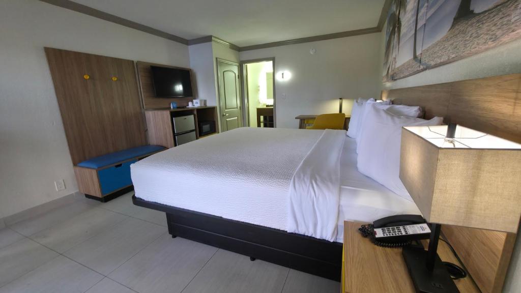 Days Inn by Wyndham Florida City - King Suite - Non-Smoking