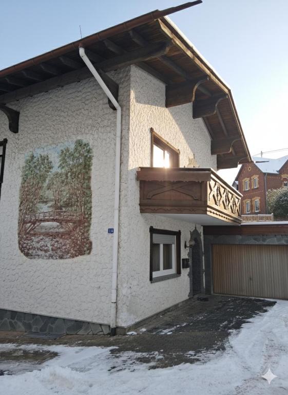 a building with a balcony on the side of it at Ferienwohnung Lina in Nistertal