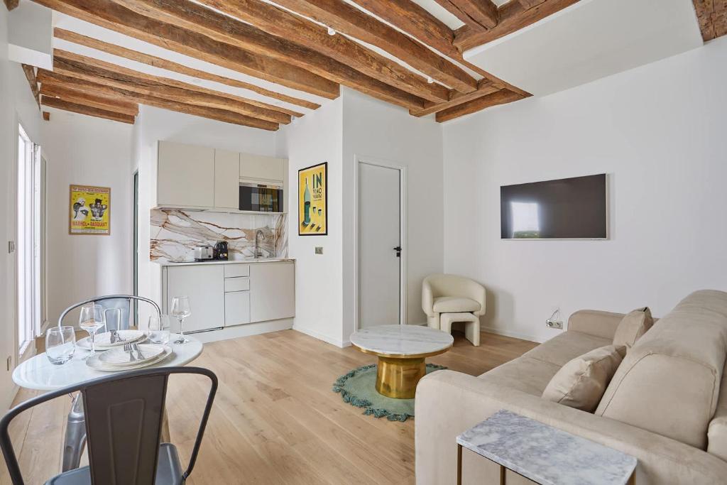 Eiffel Tower Apartment/Invalide by Studioprestige