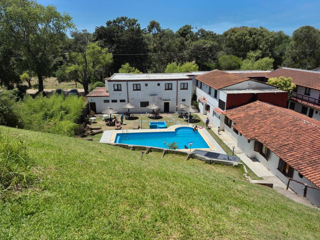 an aerial view of a building with a swimming pool at Hotel Spileon in Villa Gesell