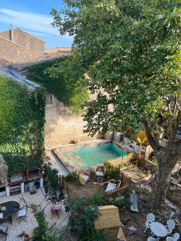 an overhead view of a swimming pool in a yard at La Maison Tataouine in Moux