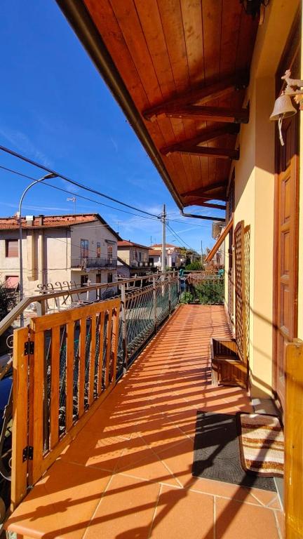 a wooden walkway leading to a balcony of a building at Casa di Cecco in Stazione di Laterina