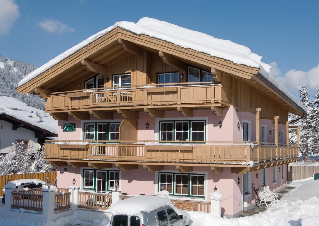 una casa grande con nieve en el techo en Appartementhaus Kurz, en Westendorf