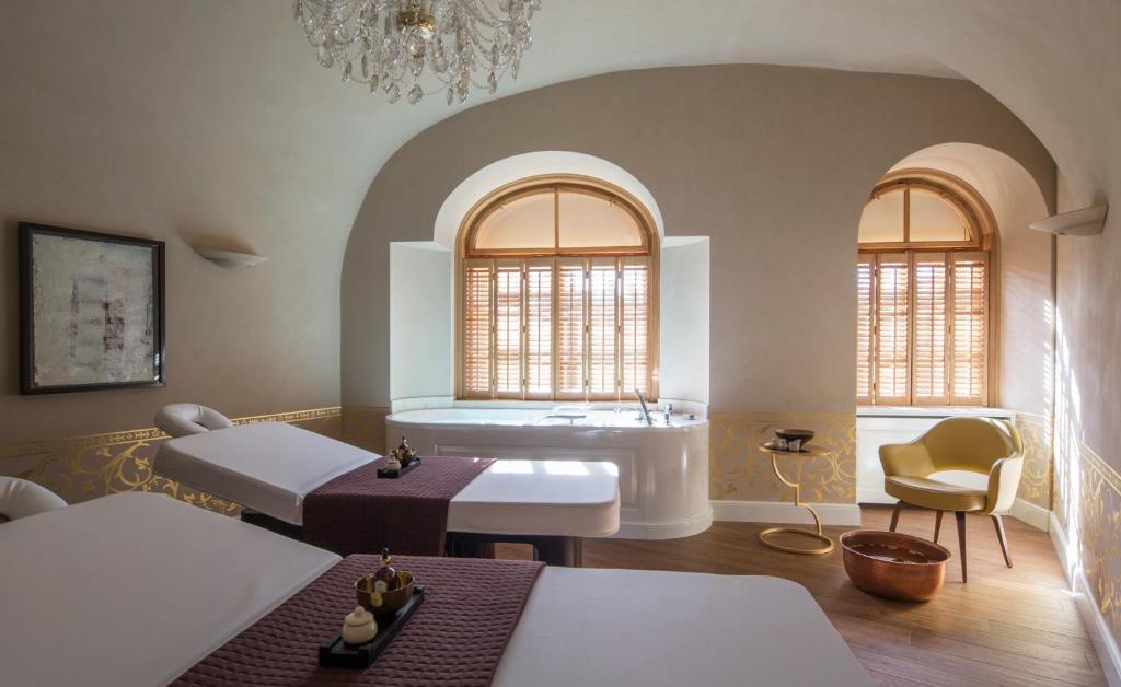 Postel nebo postele na pokoji v ubytování Four Seasons Hotel Prague