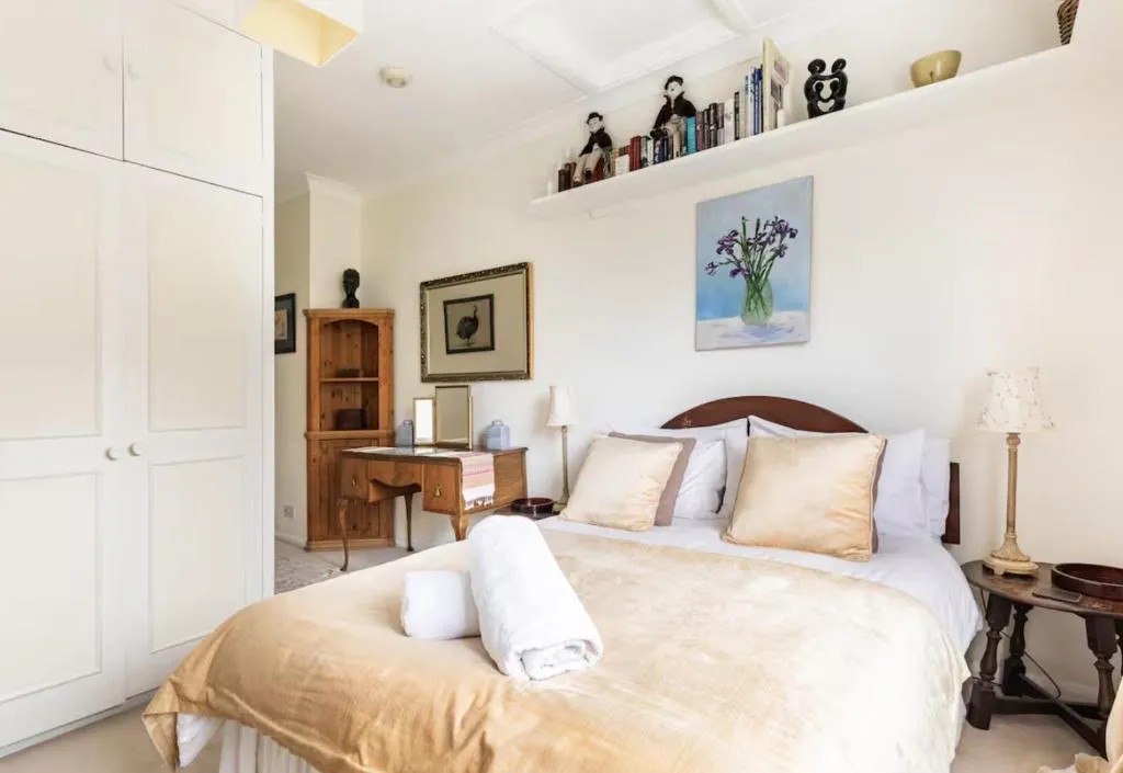 Double bedroom in homely, 5 bedroom family house by the river in Fulham
