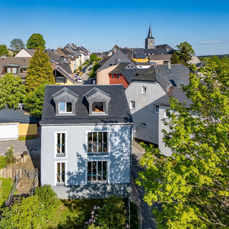 an aerial view of a white house in a city at Die Blaue Pause 29 in Weißenstadt