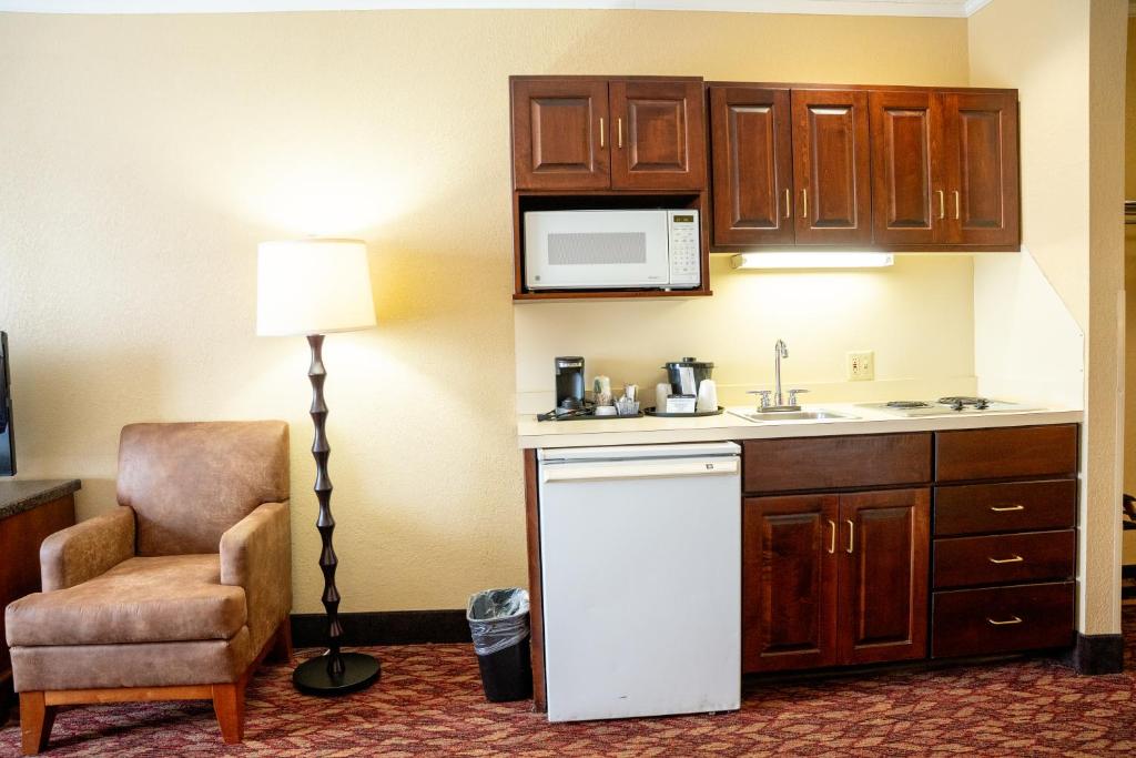 Coshocton Village Inn & Suites photo