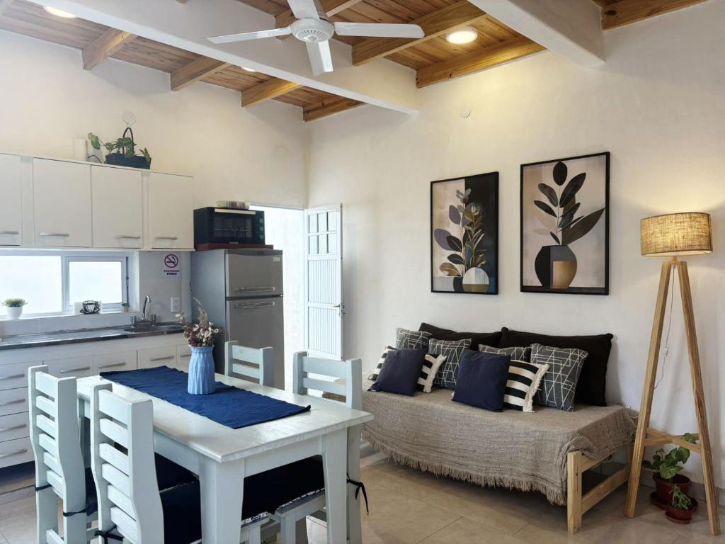 a kitchen and living room with a table and a couch at Dpto Centrico 2 Hab con Split Frío Calor cada Habitación in Mercedes