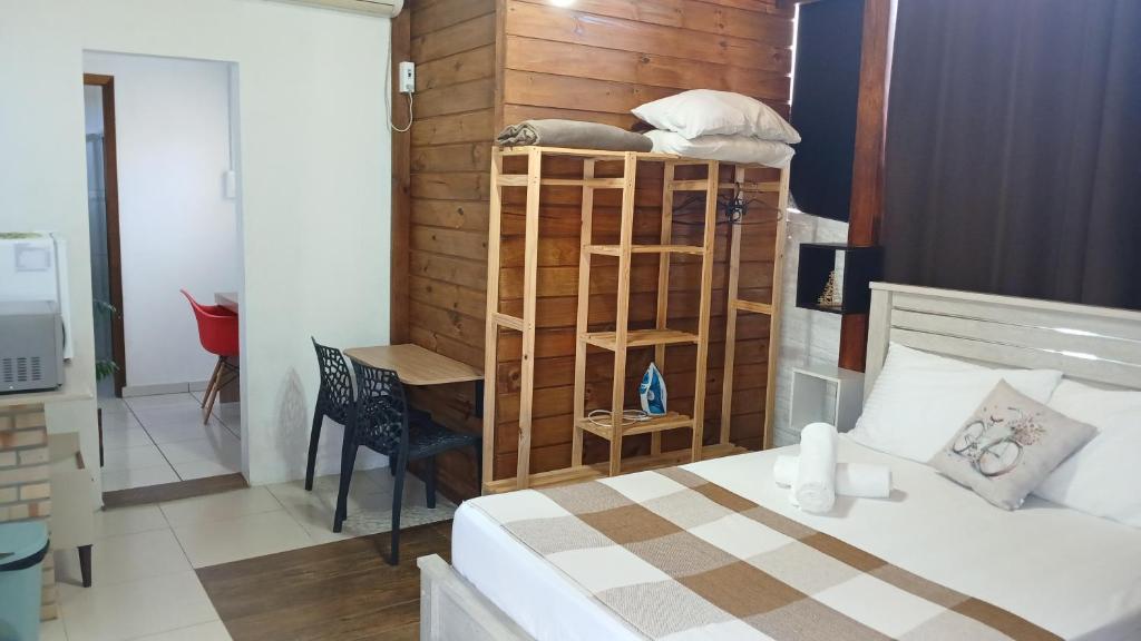 a bedroom with a bed and a desk in a room at Suíte 77 privativa , há 11km da vila germânica in Blumenau