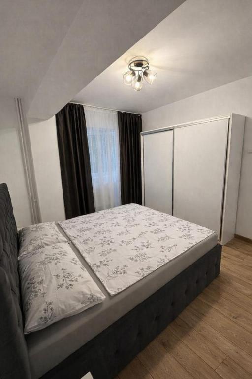 a bedroom with a bed and a window at Ultracentral Modern Apartment Toma Caragiu, Ploiesti in Ploieşti