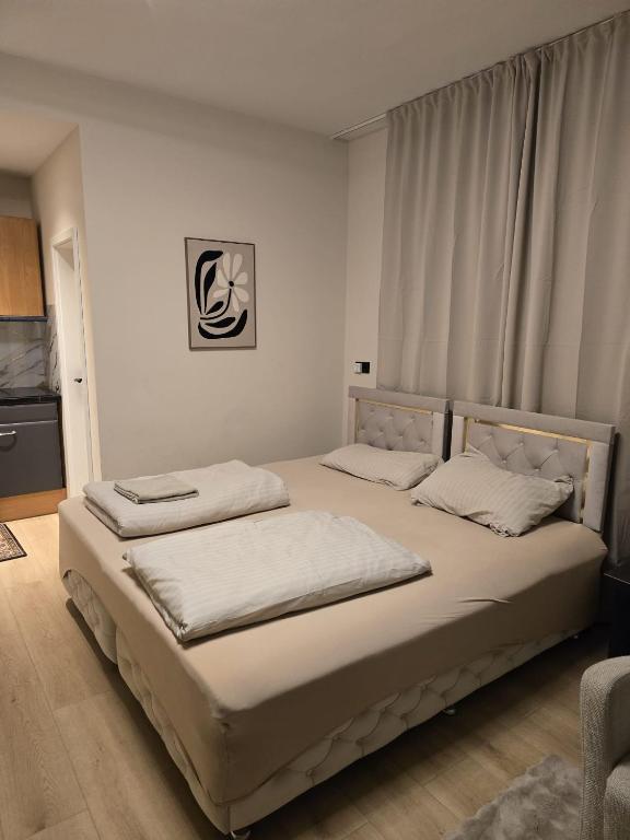 a bedroom with two beds with white sheets at Marlin City Apartment Erdgeschoss 1 in Bielefeld