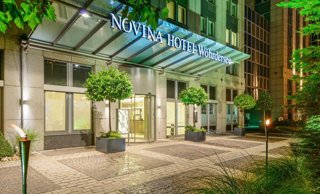 Un edificio con un cartello che dice mai "deposito hotel" di Novina Hotel Wöhrdersee Nürnberg City a Norimberga