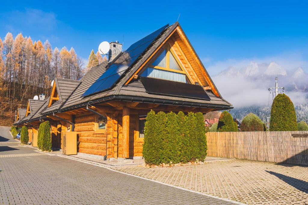 a house with a roof on top of it at Domki Trzy Korony in Sromowce Niżne