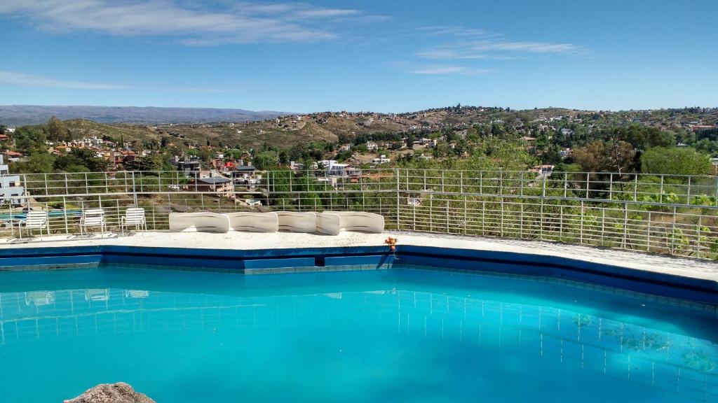 una piscina con vistas a la ciudad en Hotel El Faro en Villa Carlos Paz