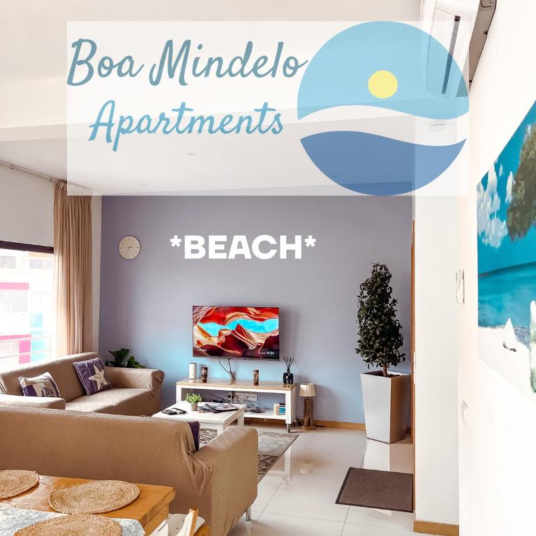 un soggiorno con un divano e un tavolo di Boa Mindelo Beach a Mindelo