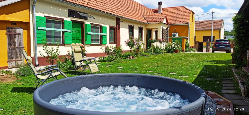 a large tub of water in the yard of a house at Domaći Berek in Hlebine