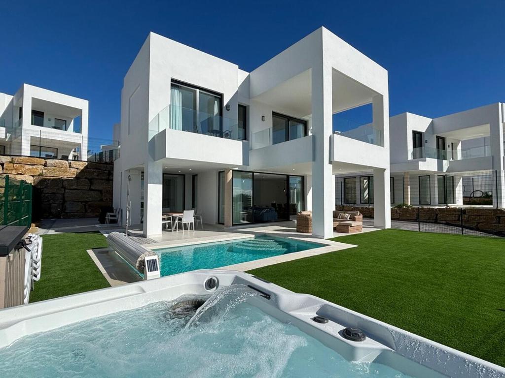 Photo inspiration: Fresh Look at 5Br Villa With Stunning Sea Views Hot Tub
