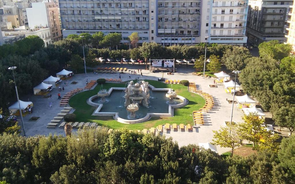 una vista aérea de un parque en una ciudad en L'Attico di Piazza Mazzini Rooms, en Lecce