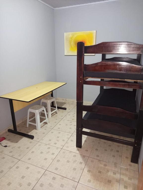 a table and a chair and a table and a painting at Trabalhamos com casas e alojamentos para empresas in Cianorte