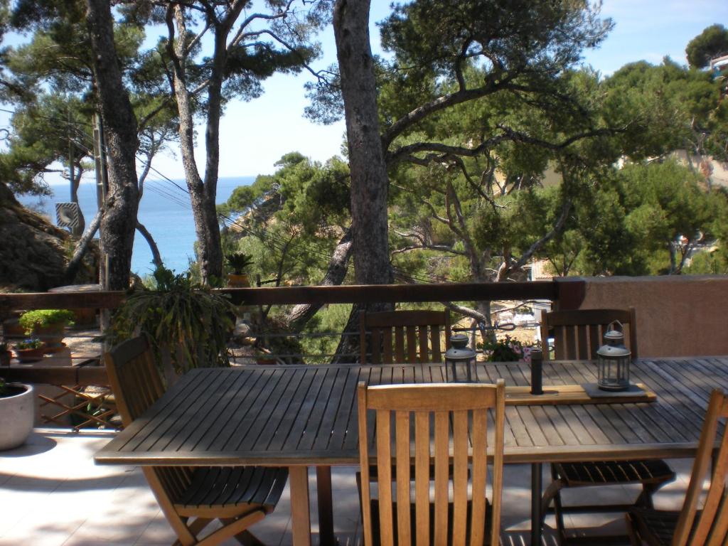 d'une table et de chaises en bois avec vue sur l'océan. dans l'établissement Villa Calanques, à Ensuès-la-Redonne